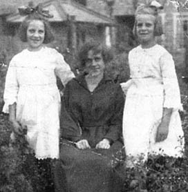 Florence with sisters Agnes and Hanna